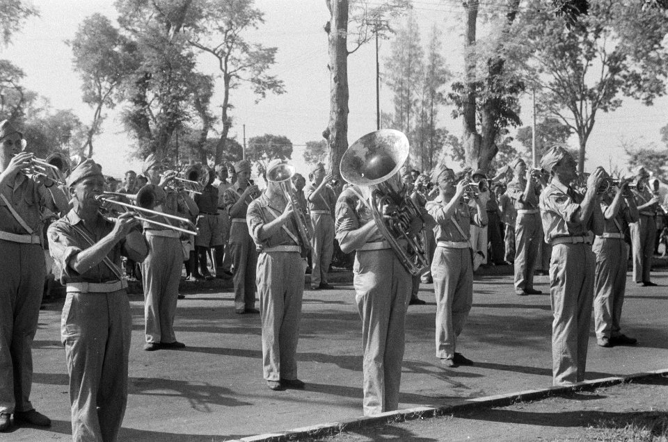 Aubade van de Prins Bernhard Kapel voor de legercommandant generaal S.H. Spoor, Bestanddeelnr 135-5-2