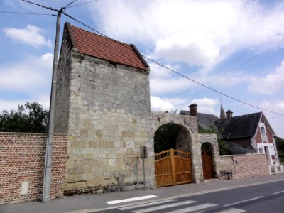 Aubencheul-aux-Bois (Aisne) porche avec tour