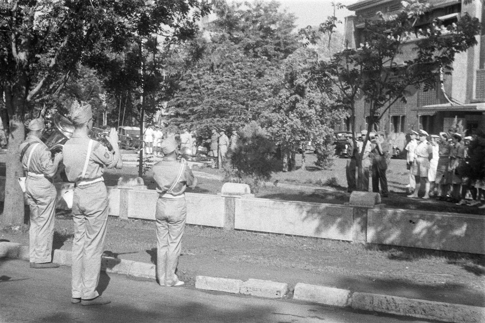 Aubade van de Prins Bernhard Kapel voor de legercommandant generaal S.H. Spoor, Bestanddeelnr 135-4-3