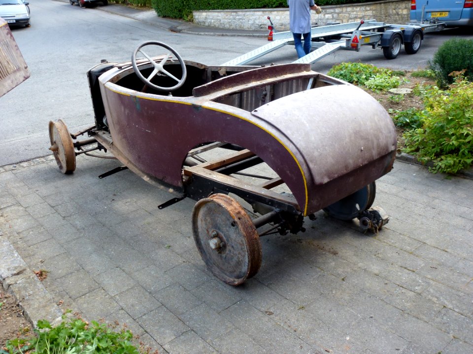 Aubenton (Aisne) ancienne Peugeot 01