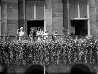 Aubade van 19000 zangers, zangeressen en schoolkinderen op De Dam. De koninklijk, Bestanddeelnr 900-0030