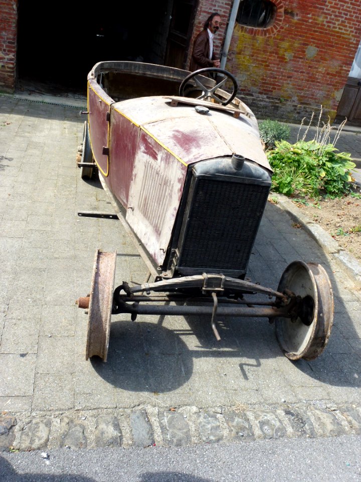 Aubenton (Aisne) ancienne Peugeot 02