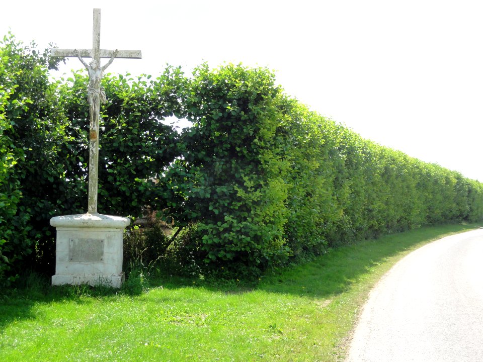 Aubigny-aux-Kaisnes (Aisne) croix de chemin