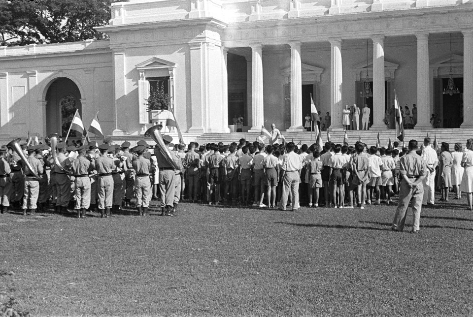 Aubade. Stafmuziek KNIL, zangkoor en belangstellenden voor het paleis. Op het bo, Bestanddeelnr 151-4-3