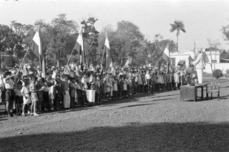 Aubade in paleistuin. Kinderen zingen o.l.v. een dirigent, Bestanddeelnr 151-6-6