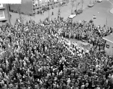 Aubade van 1200 schoolkinderen ter gelegenheid van bevrijdingsdag. Overzicht van, Bestanddeelnr 912-4499