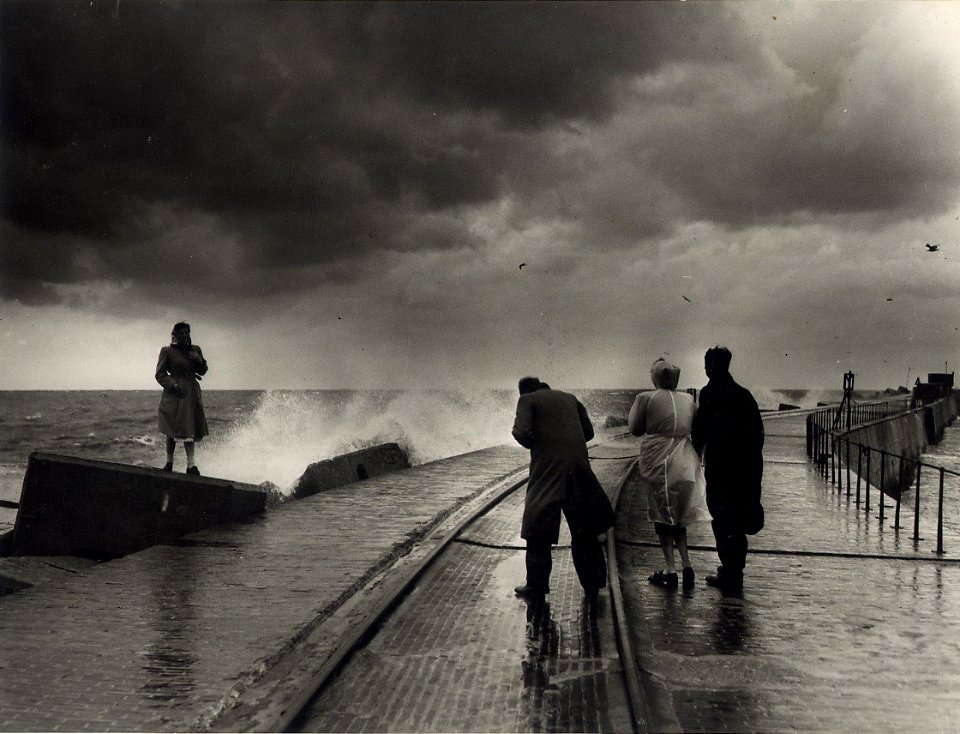 Augustus 1949, Zomermaand-Vakantie Vakantiegangers op de Zuidpier. Identifictienummer 54-050439, NL-HlmNHA 1478 25900 K 38