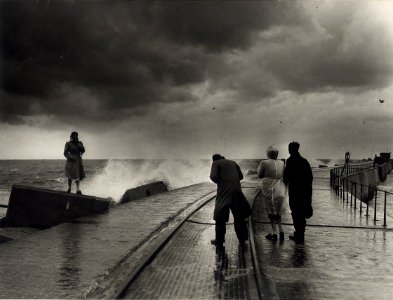 Augustus 1949, Zomermaand-Vakantie Vakantiegangers op de Zuidpier. Identifictienummer 54-050439, NL-HlmNHA 1478 25900 K 38
