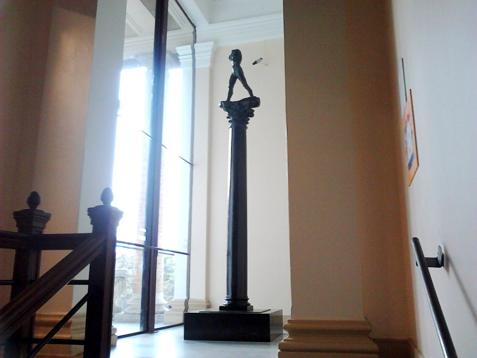 Auguste Rodin - Homem que caminha sobre coluna 3