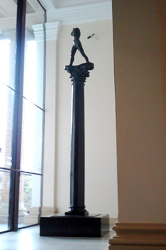 Auguste Rodin - Homem que caminha sobre coluna 2