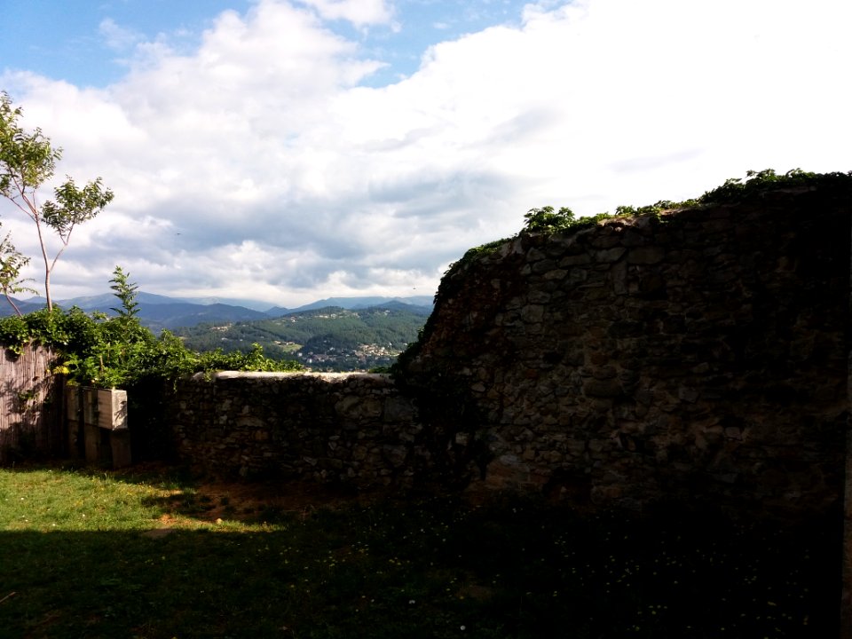 Aubenas - Rue du Dôme Saint-Benoît - Mur et vue sur les montagnes