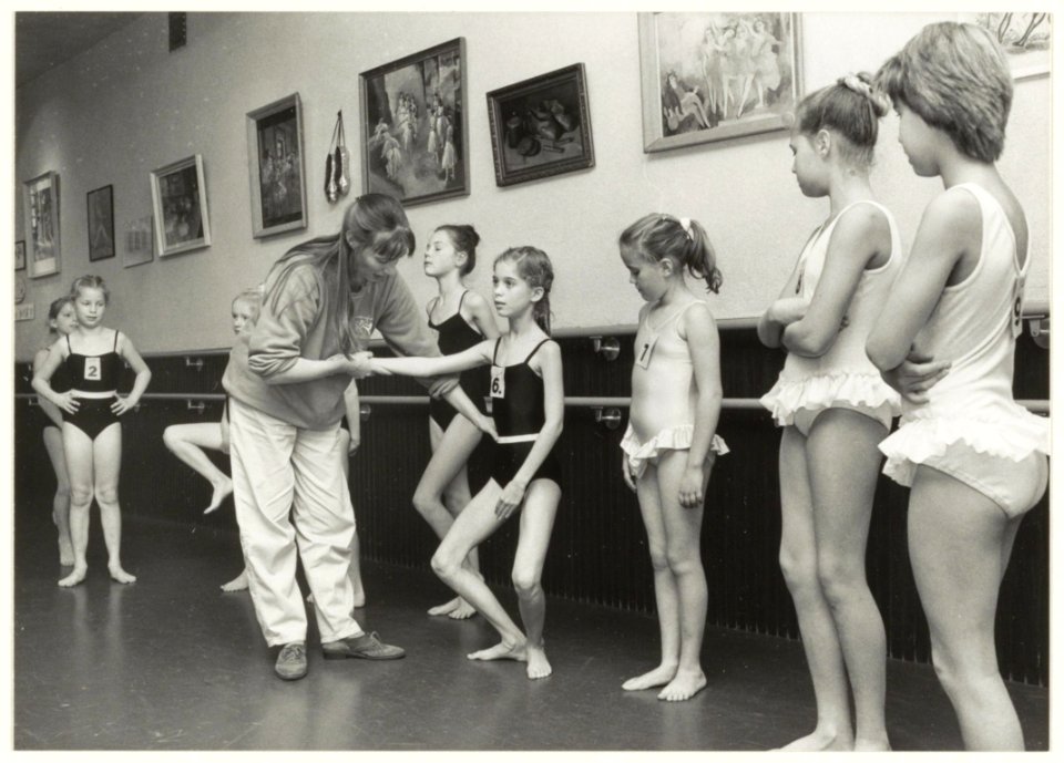 Auditie bij balletschool Kennemerland aan de Wagenweg 216. NL-HlmNHA 54020704