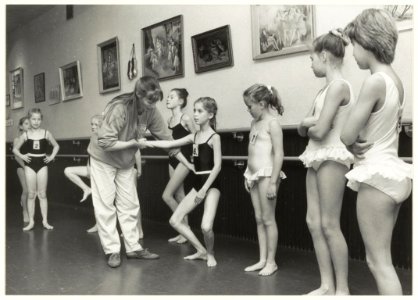 Auditie bij balletschool Kennemerland aan de Wagenweg 216. NL-HlmNHA 54020704
