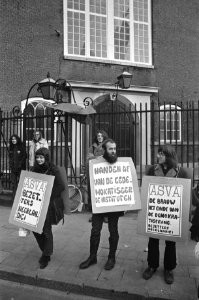 Aula van Universiteit van Amsterdam bezet door studenten, studenten met protestb, Bestanddeelnr 925-3199