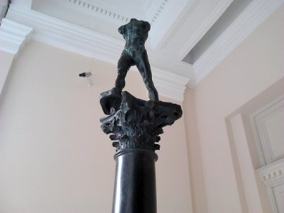 Auguste Rodin - Homem que caminha sobre coluna