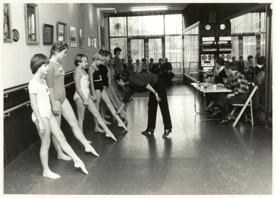 Auditie bij balletschool Kennemerland van Leo Zielstra aan de Wagenweg 216. NL-HlmNHA 54014434