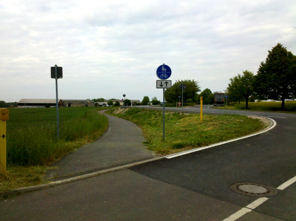 Audigast - Ortseinfahrt Nord in den Hohlweg am Abzweig B 2 mit Rastplatz im Mai 2016