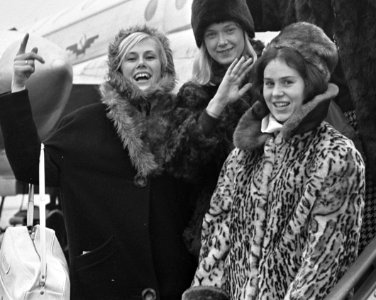 Atletes naar Moskou vertrokken, v.l.n.r. Marjan Thomas, Corrie Bakker, leidster , Bestanddeelnr 919-9817 (cutted)