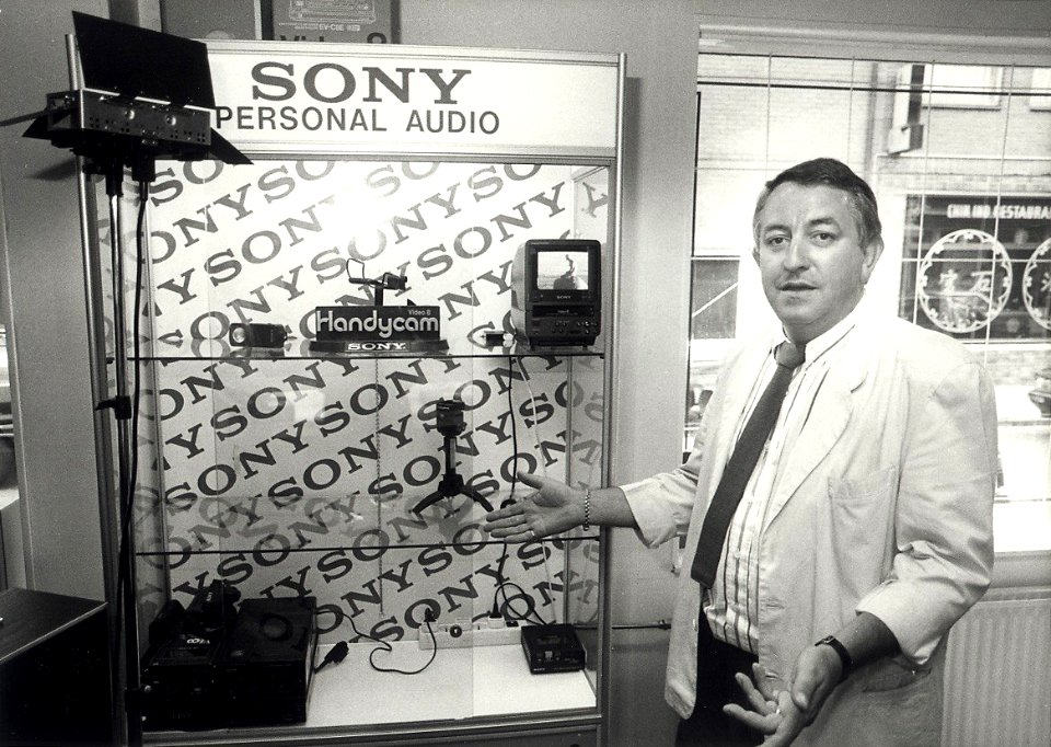 Audio- en Videowinkel Elres, Keizerstraat 9. Dhr. Ed van de Rest in de winkel, juli 1988. Aangekocht in 1989 van United Photos de Boer bv. - Negatiefnummer 29334 k 19. - Gepubliceerd in het Haarlems D