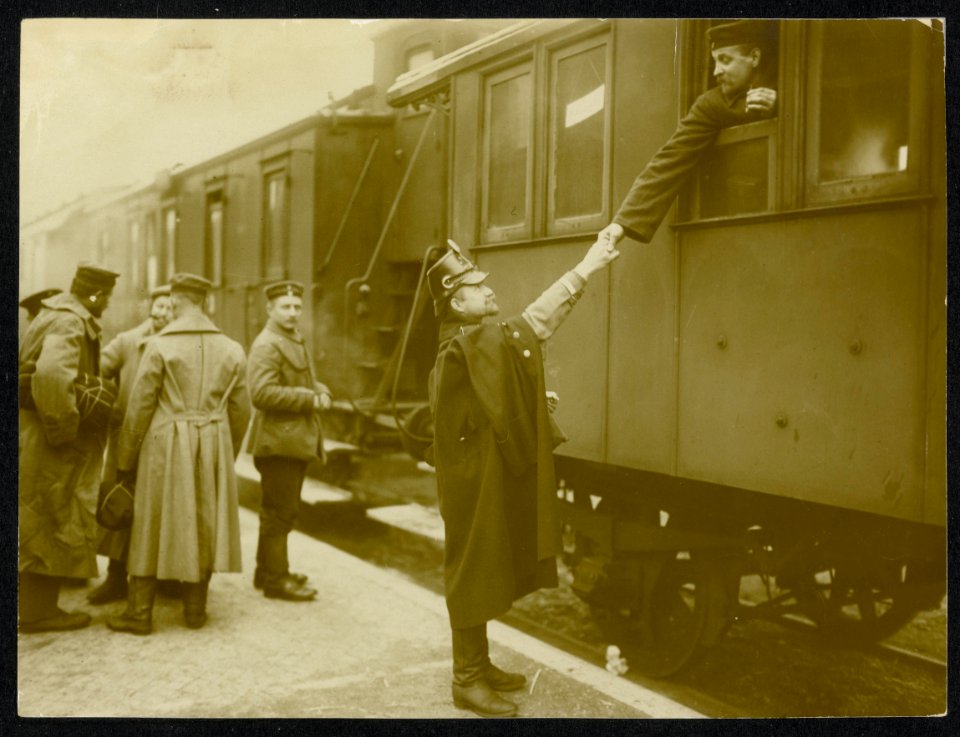 Auf einen Belgischen Bahnhof, Mach es gut, auf Wiedersehn. Duitse militairen , Bestanddeelnr 158-1383