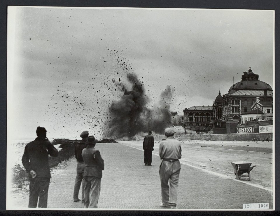 Atlantikwal Scheveningen. Opblazen van een bunker voor het Kurhaus, Bestanddeelnr 120-1040