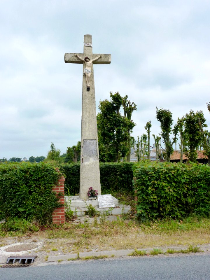 Auchy-aux-Bois (Pas-de-Calais) croix de chemin, mémorial 1914-18