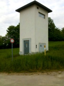 Audigast - Trafohäuschen bzw. Trafoturm am Fuße des Hohlwegs im Mai 2016