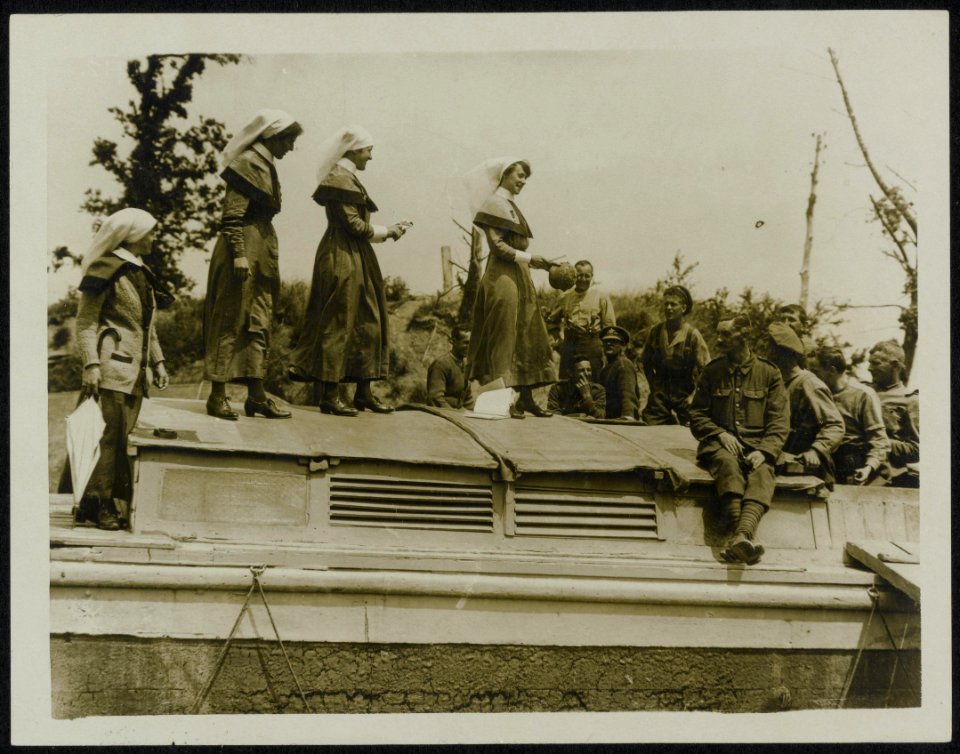 Auction sale on board a Red Cross boat - selling a German helmet, Bestanddeelnr 158-0214