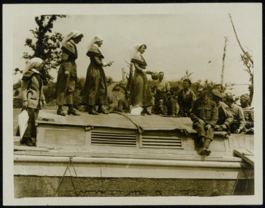 Auction sale on board a Red Cross boat - selling a German helmet, Bestanddeelnr 158-0214