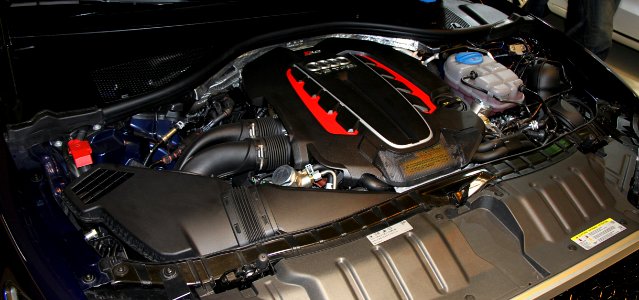 Audi RS6 Avant C7 engine room