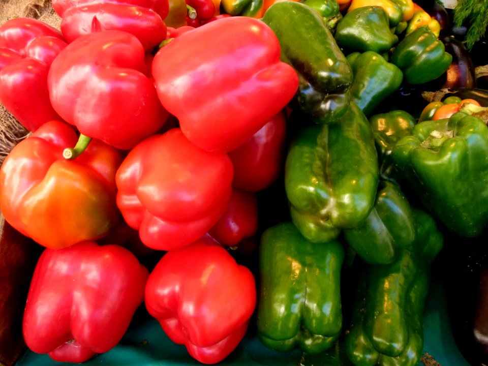 Au marché - poivrons rouges et verts