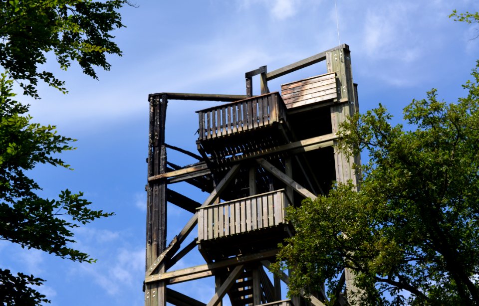 Atzelbergturm 2017 mit Brandschäden, Detail