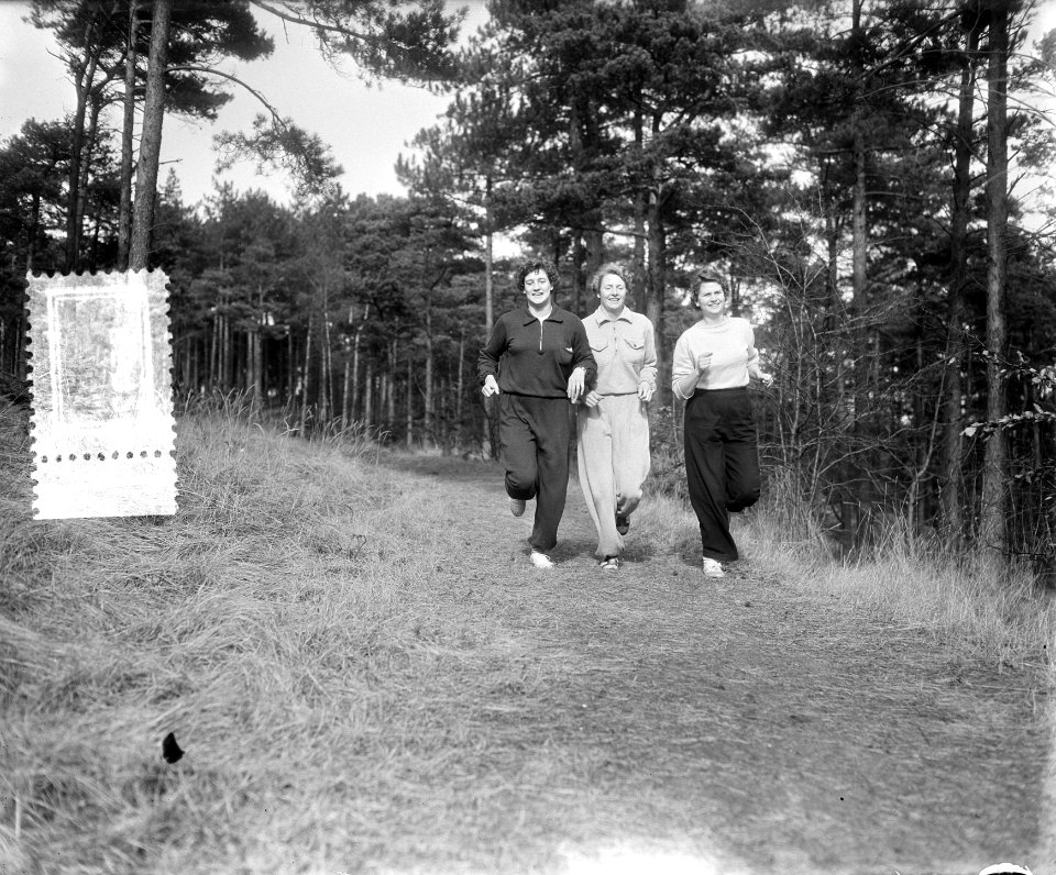 Atletentraining in Overveen. Ria Vonk, Fennighen Bozek en Fanny Blankers-Koen, Bestanddeelnr 905-5923
