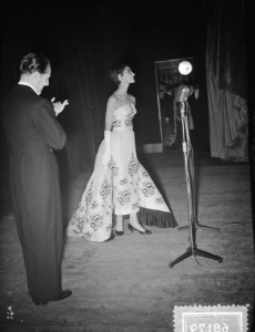 Audrey Hepburn bij feestavond film Tuschinsky, Bestanddeelnr 906-8179