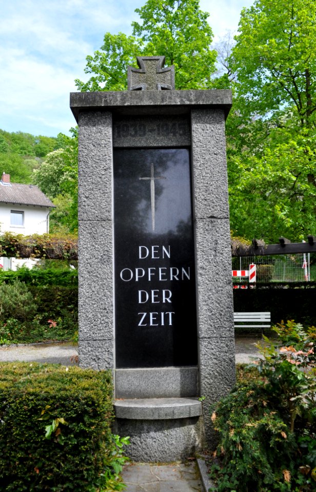 Auerbach, Gefallenen-Ehrenmal, Den Opfern der Zeit, Zentralsäule