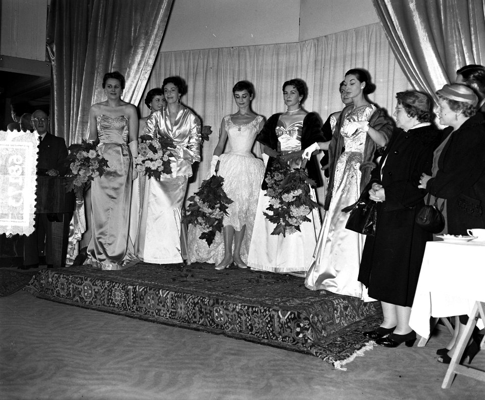 Audrey Hepburn als verkoopster bij Gerzon, o.a. modeshow, Bestanddeelnr 906-8173