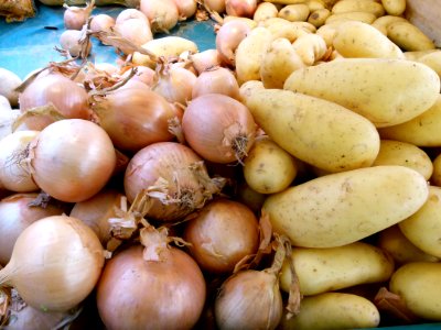 Au marché - pommes de terre et oignons photo