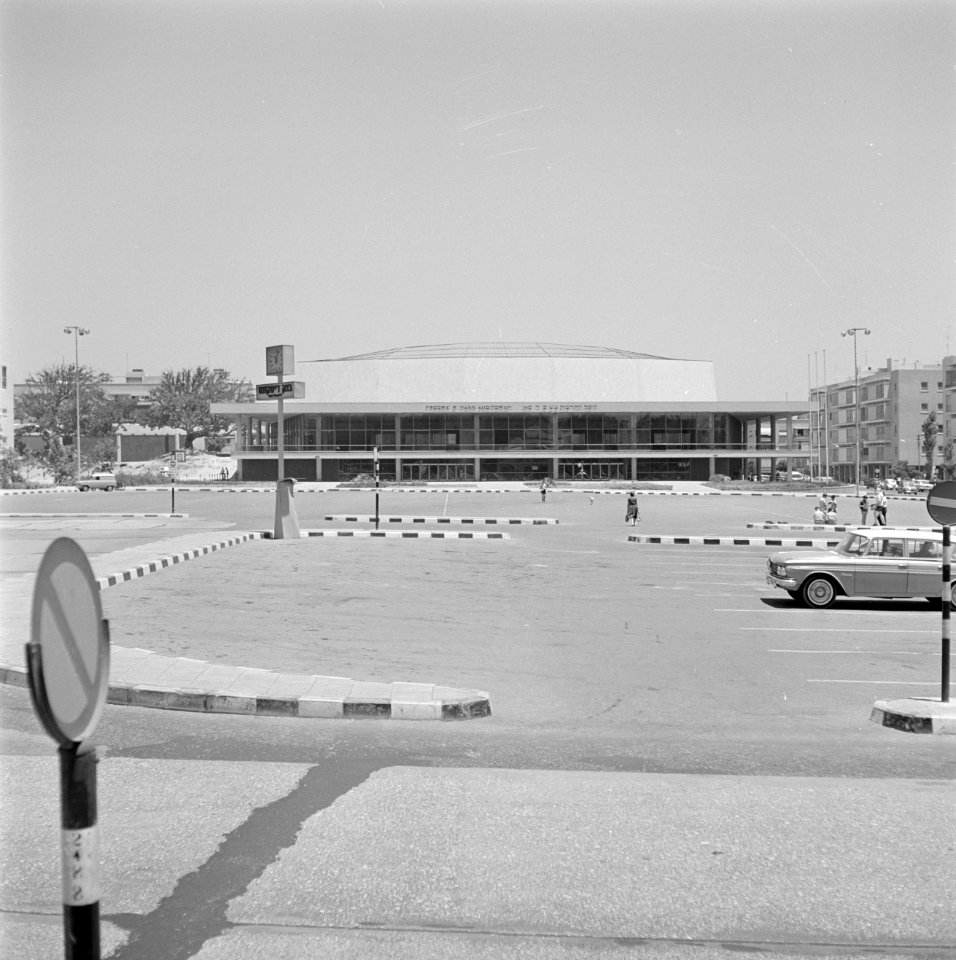 Auditorium met een grote parkeerplaats, vermoedelijk voor het Mann auditorium, Bestanddeelnr 255-1730