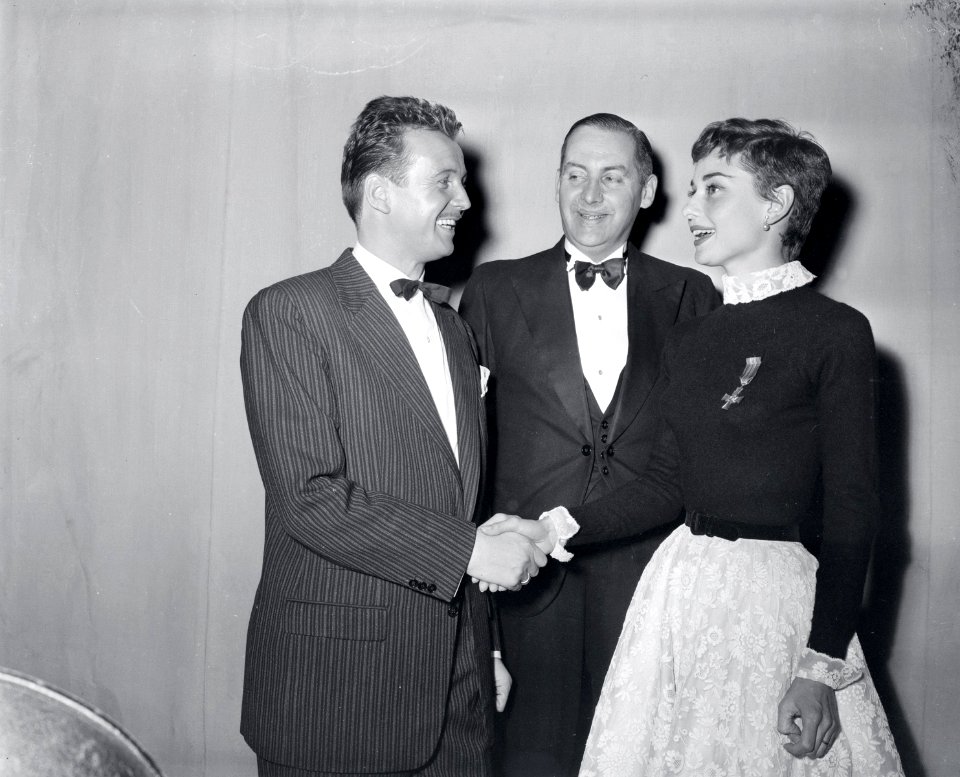 Audrey Hepburn op bezoek bij Toon Hermans in Den Haag, NL-HlmNHA 1478 11203 B