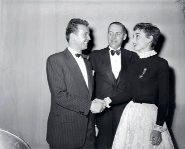 Audrey Hepburn op bezoek bij Toon Hermans in Den Haag, NL-HlmNHA 1478 11203 B