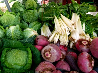 Au marché - choux et betteraves photo