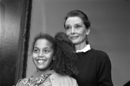 Audrey Hepburn in Nederland ter gelegenheid van de Danny Kaye Award, samen met, Bestanddeelnr 934-5055