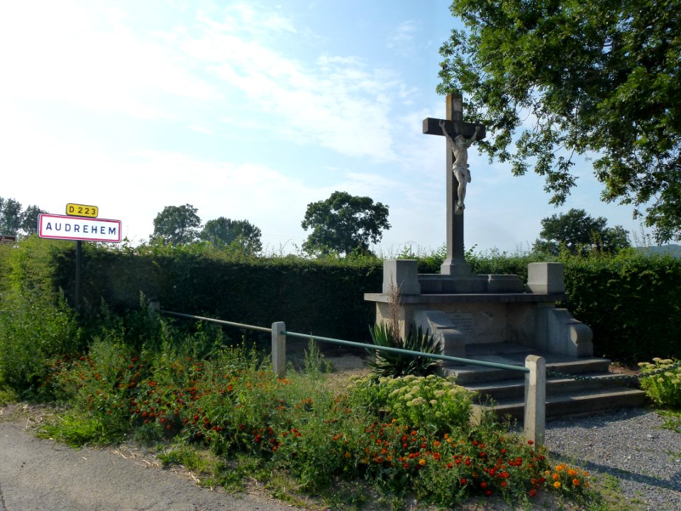 Audrehem (Pas-de-Calais) croix de chemin à l'entree d'Audrehem