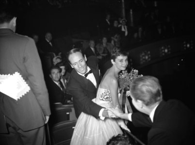 Audrey Hepburn en echtgenoot Mel Ferrer bij feestavond film Tuschinsky, Bestanddeelnr 906-8180