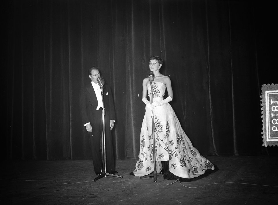 Audrey Hepburn bij feestavond film Tuschinsky, Bestanddeelnr 906-8181
