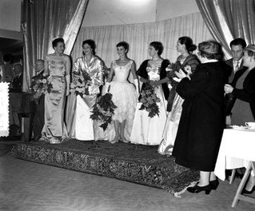 Audrey Hepburn als verkoopster bij Gerzon, o.a. modeshow, Bestanddeelnr 906-8175