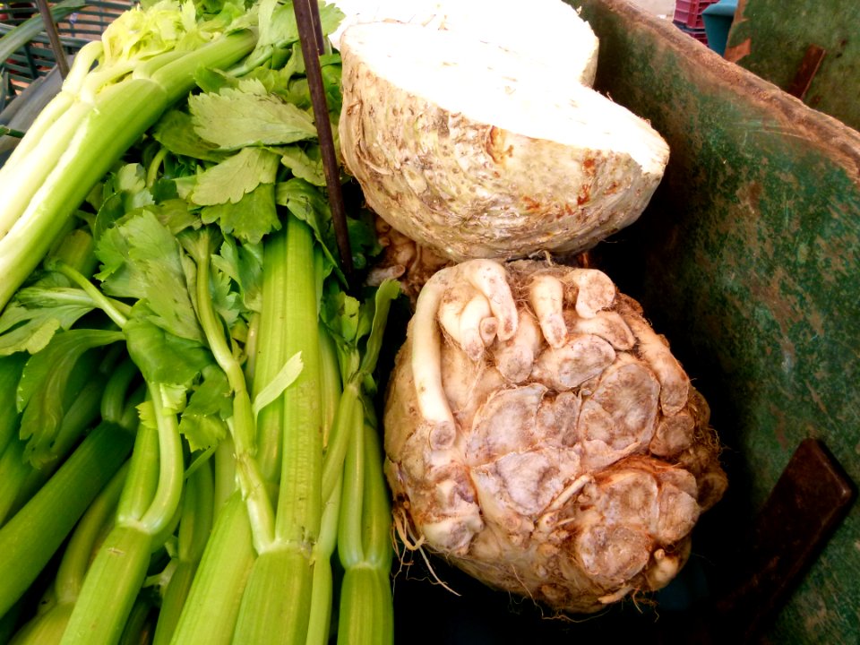 Au marché - Céleri en branches et céleri rave