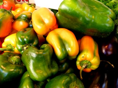 Au marché - poivrons jaunes et verts