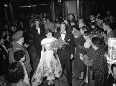 Audrey Hepburn met echtgenoot Mel Ferrer tijdens feestavond film Tuschinsky, Bestanddeelnr 906-8187
