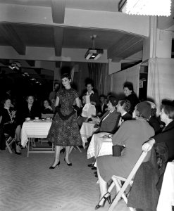 Audrey Hepburn als verkoopster bij Gerzon, o.a. modeshow, Bestanddeelnr 906-8172